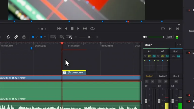 La barre de cache de rendu au-dessus d'un clip dans la timeline de DaVinci Resolve